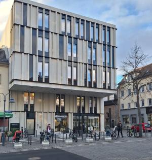 Haus in der Innenstadt mit Menschen davor.